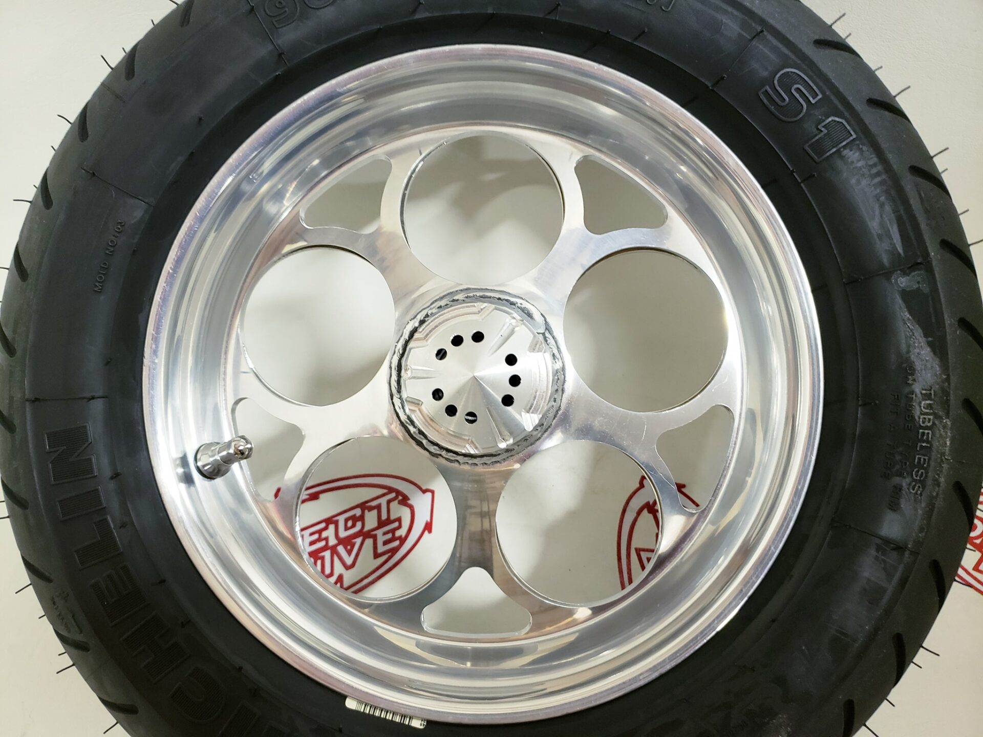 Five Circle SM Design in Silver Inside a Wheel